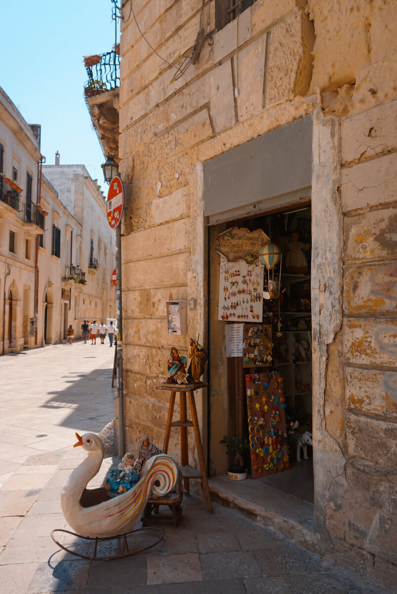 Lecce straat met winkeltje