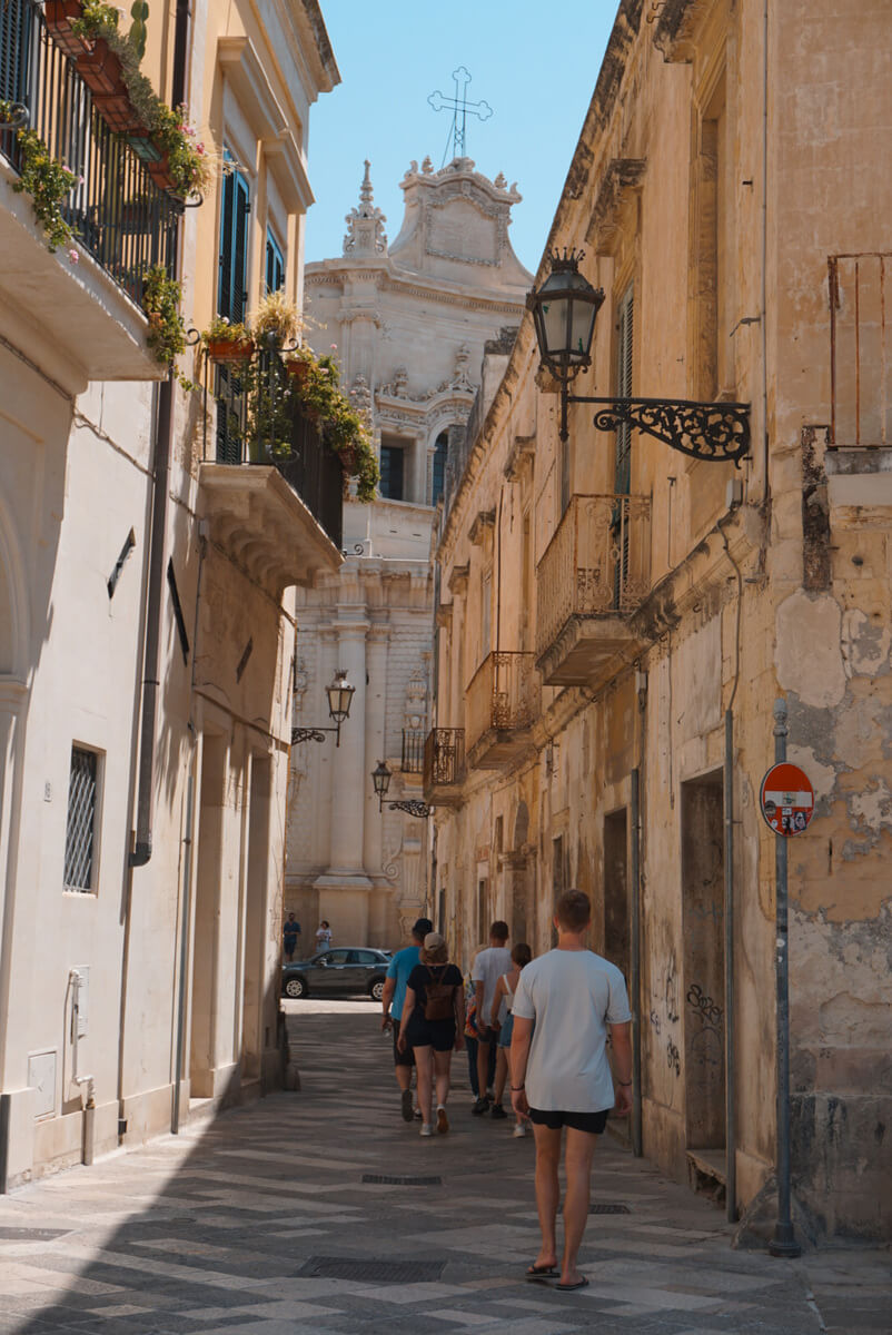 Lecce wandelen door de straten