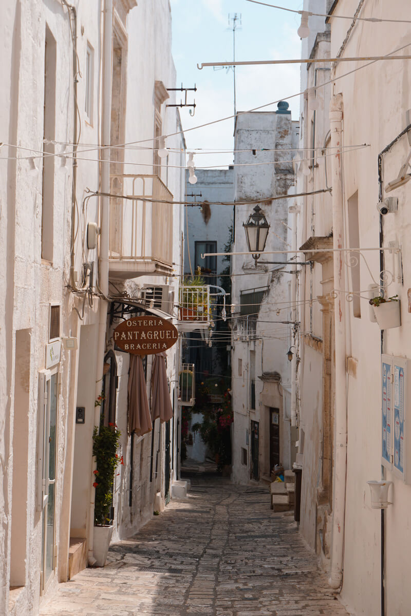 Ostuni steegje met witte gevels